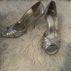 Le Chateau Silver Shoes Open Toe Heels size 5.